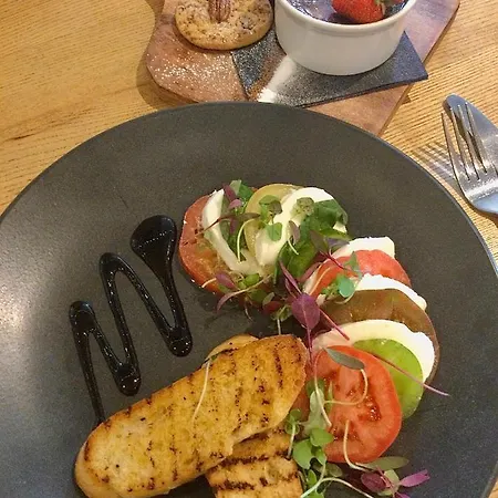 The Craven Arms 3*